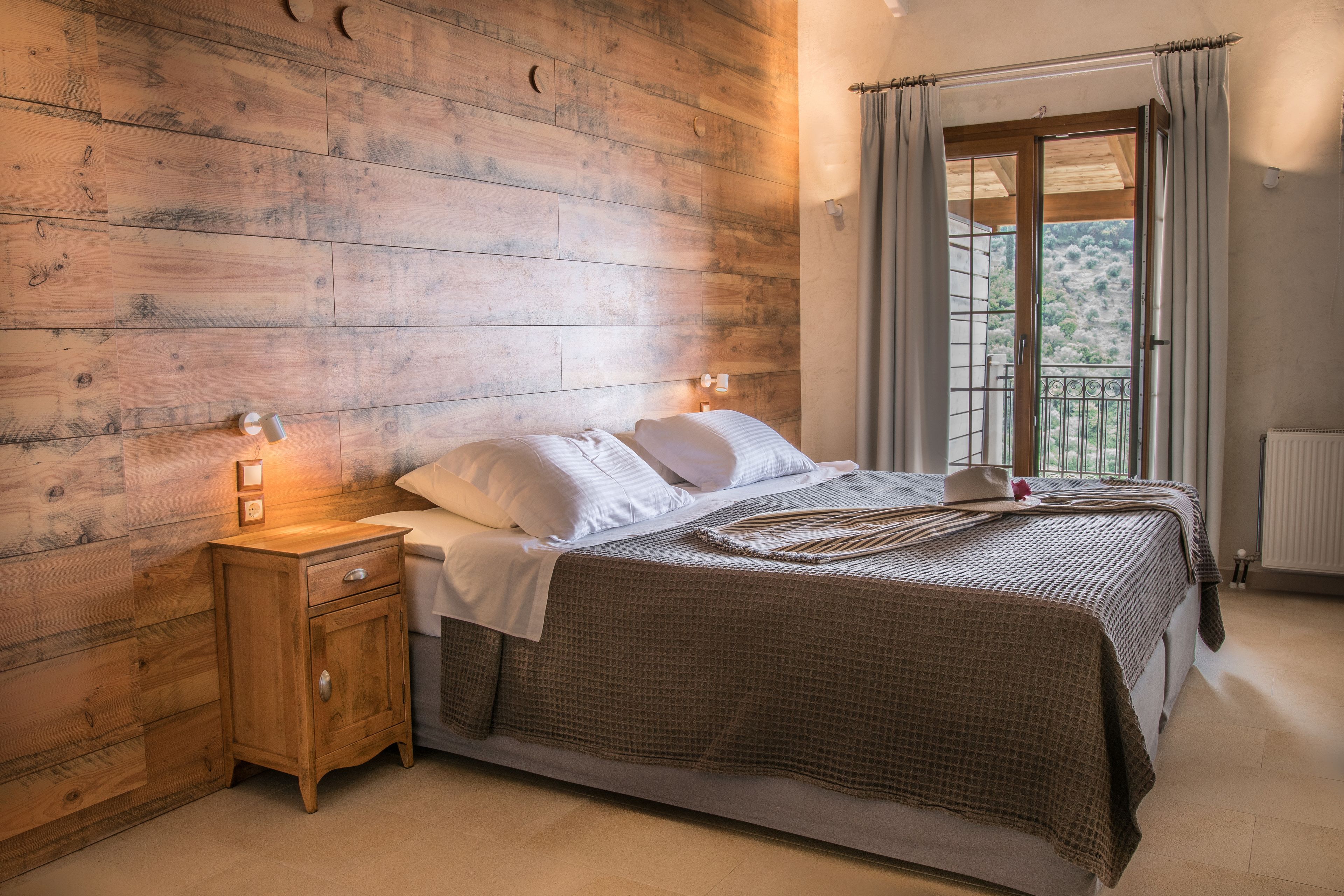 deluxe room, sea view | 1 bedroom, hypo-allergenic bedding, in-room safe, soundproofing