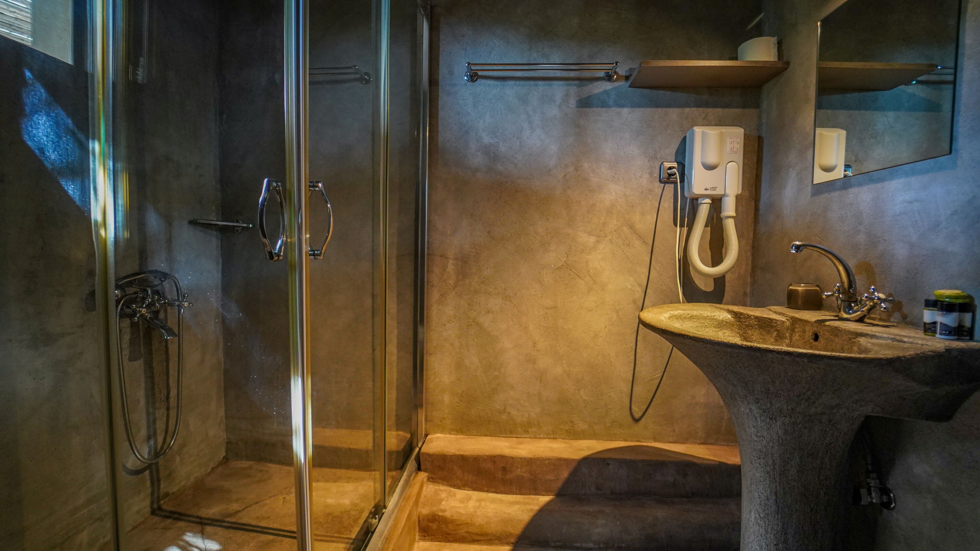 superior suite, sea view | bathroom | shower, free toiletries, hair dryer, towels