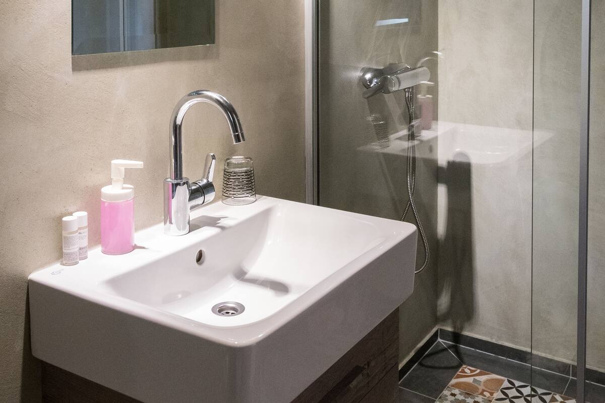 shower, free toiletries, hair dryer, towels