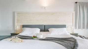 Senior Room, Sea View | Hypo-allergenic bedding, in-room safe, soundproofing, iron/ironing board