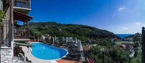 Seasonal outdoor pool, open 10:00 AM to 8:00 PM, pool umbrellas - Enetiko Resort Hotel (Parga)