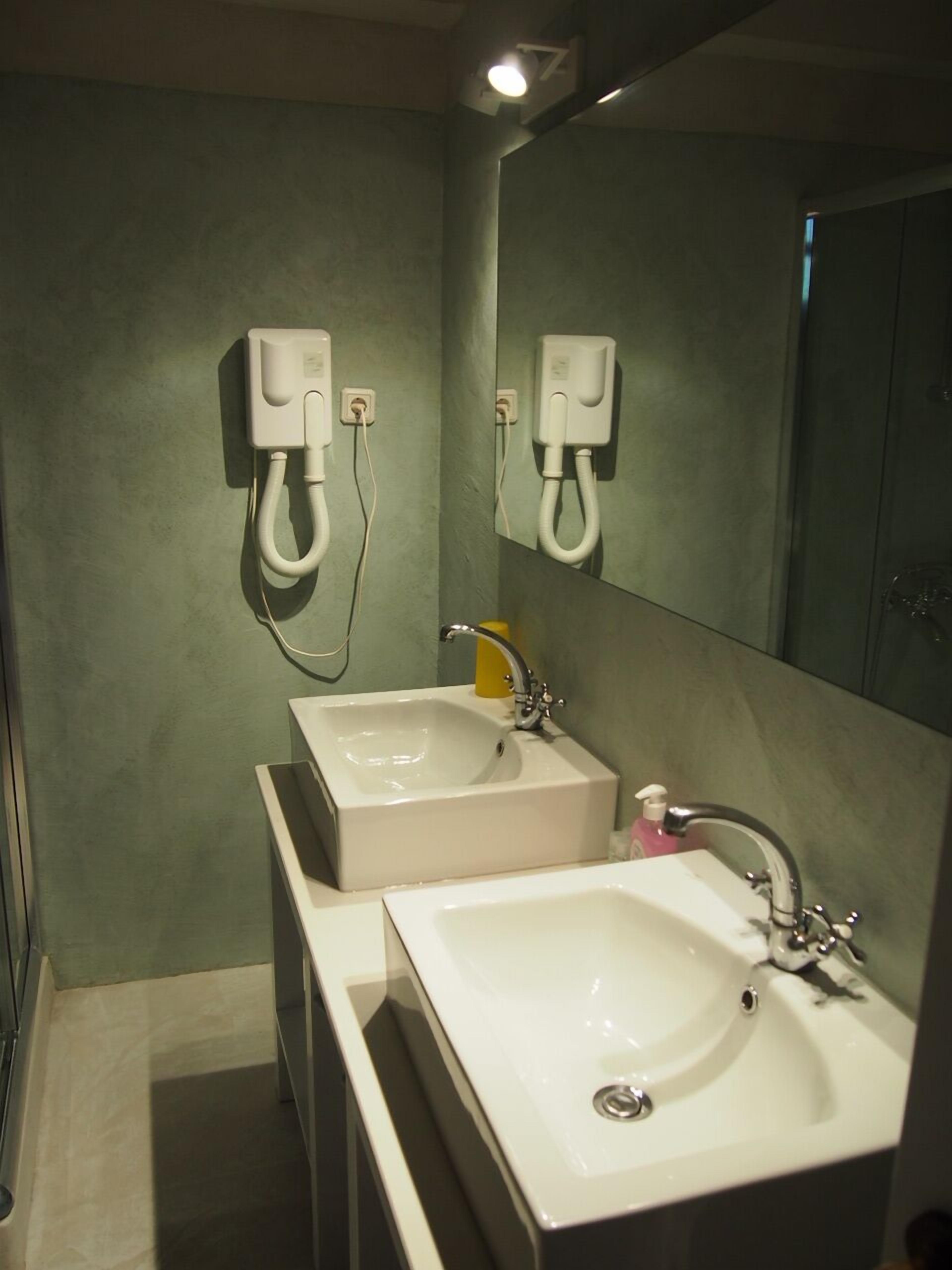 two bedroom apartment with sea view | bathroom | shower, free toiletries, hair dryer, towels