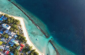 Una spiaggia nelle vicinanze, sabbia bianca