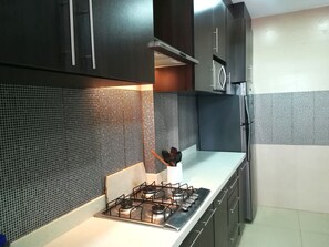 Kylskåp, mikrovågsugn, ugn och vattenkokare