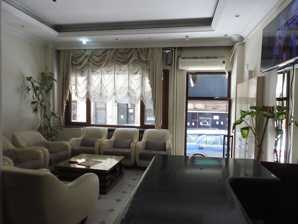 Lobby sitting area - Hotel Star (Istanbul)