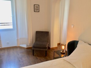 1 dormitorio, sistema de insonorización, tabla de planchar con plancha