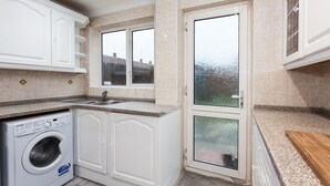 Apartment, Multiple Beds | Private kitchen | Fridge, microwave, oven, stovetop - The Birches (Crawley)