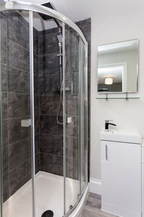 公寓, 多张床 | 浴室 | 独立的浴缸和淋浴、深泡浴缸、吹风机、毛巾