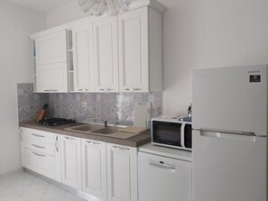 Refrigerador, microondas, parrilla de estufa y lavavajillas