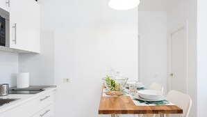 Kühlschrank, Mikrowelle, Kochgeschirr/Geschirr/Besteck