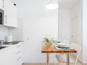 Fridge, microwave, cookware/dishes/utensils - 'Las Américas Downtown': Prime location accomm. (Arona)