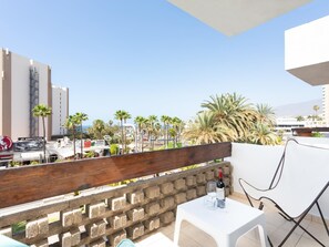 Property grounds - 'Las Américas Downtown': Prime location accomm. (Arona)