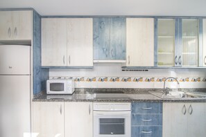 Een koelkast, een microgolfoven, een oven, een vaatwasser