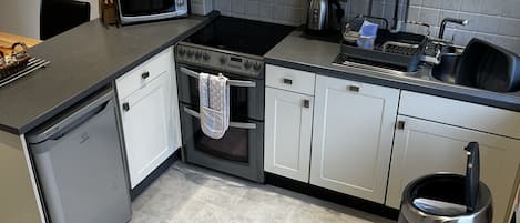Kühlschrank, Mikrowelle, Ofen, Herdplatte