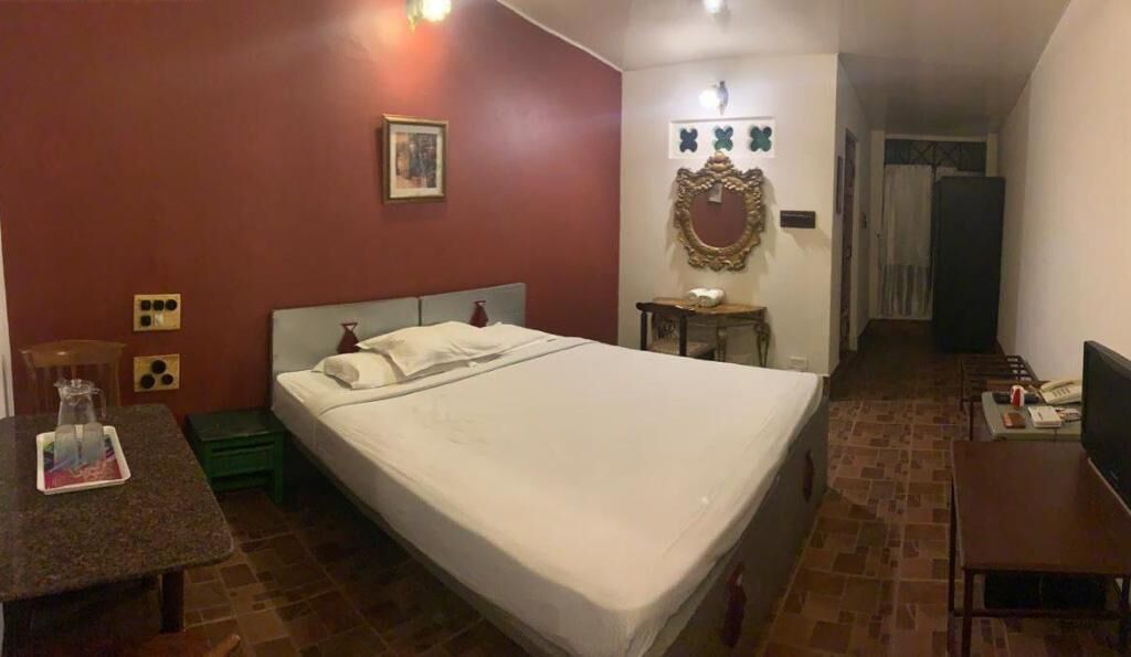 Bureau, chambres insonorisées, draps fournis
