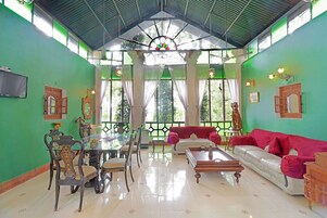 Eastlynn Garden Suite | Desk, soundproofing, bed sheets