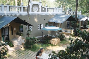 Victorian Suite - INDeco Lakeforest (Yercaud)