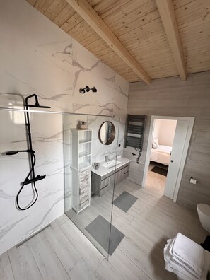 Comfort Apartment | Bathroom | Shower, hydromassage showerhead, free toiletries, hair dryer - Carvoeiro B&B and SPA (Lagoa)