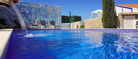 Piscine extérieure, parasols de plage, chaises longues