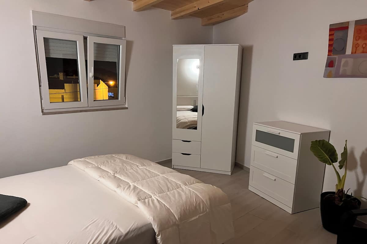 Comfort-huoneisto | Tallelokero huoneessa, yksilöllisesti sisustettu