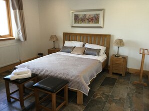 2 bedrooms, travel crib, bed sheets, wheelchair access - Stylish, spacious lodge with panoramic views, an ideal base for Loch Ness (Drumnadrochit)