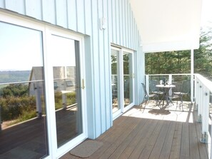 Outdoor dining - Stylish, spacious lodge with panoramic views, an ideal base for Loch Ness (Drumnadrochit)