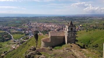 Une tour historique, surmontée d’un toit conique, qui domine une ville.