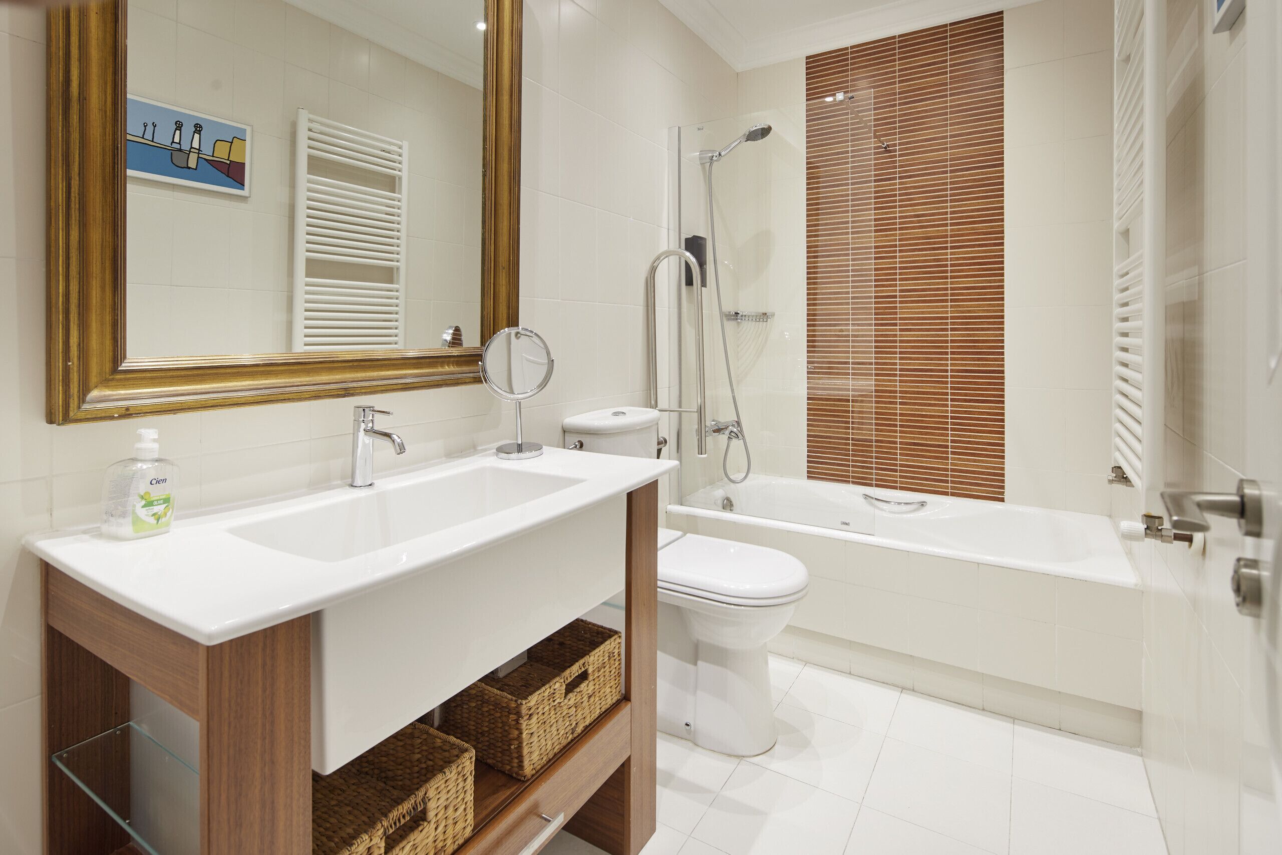 Bathtub, hair dryer, towels