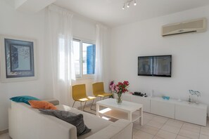 Villa, 2 camere da letto, piscina privata | Area soggiorno | TV a schermo piatto, lettore DVD