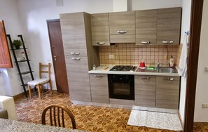 Kühlschrank, Ofen, Herdplatte, Wasserkocher