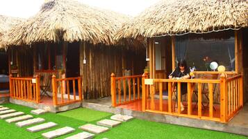 Deluxe Bungalow, 1 Queen Bed, Mountain View | Living area