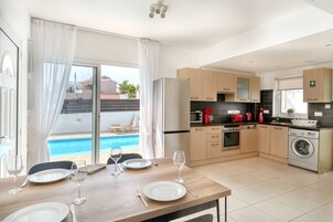 Villa, 2 habitaciones, piscina privada | Zona de estar | Televisión de pantalla plana de 43 pulgadas con canales por satélite