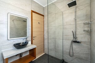 Villa, 2 habitaciones, piscina privada | Ducha del cuarto de baño