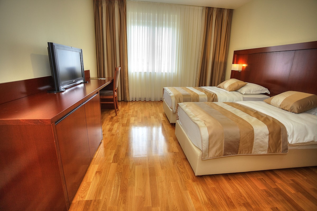 Peralatan tempat tidur premium, peti besi dalam bilik, meja