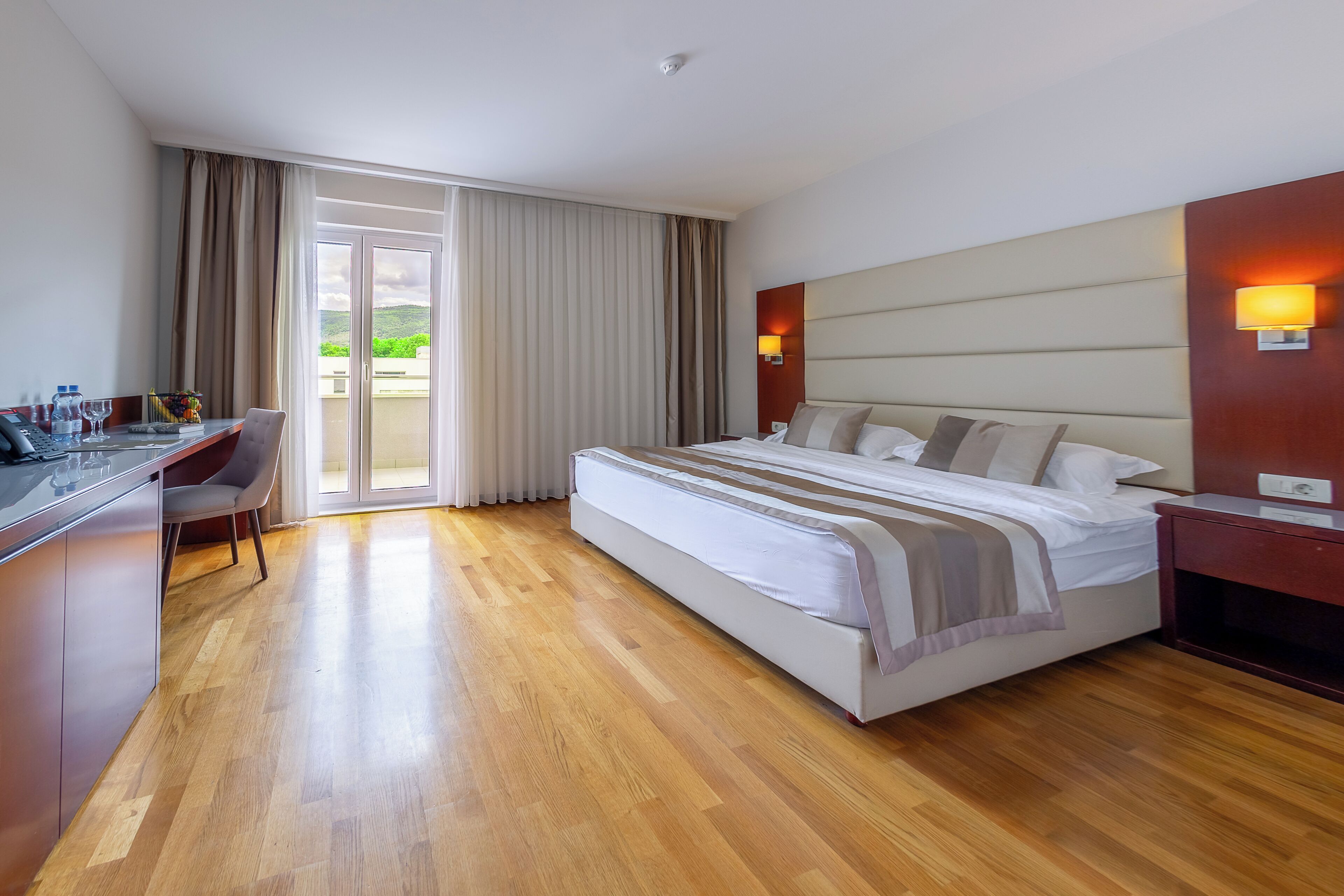 Deluxe Double Room | Peralatan tempat tidur premium, peti besi dalam bilik, meja 