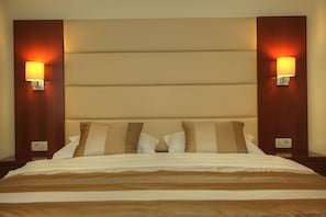 Hochwertige Bettwaren, Zimmersafe, Schreibtisch