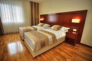 高档床上用品、客房内保险箱、办公桌、笔记本电脑工作区