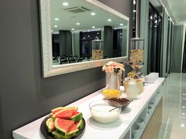 每日供应自助式早餐（每人 EUR 5）