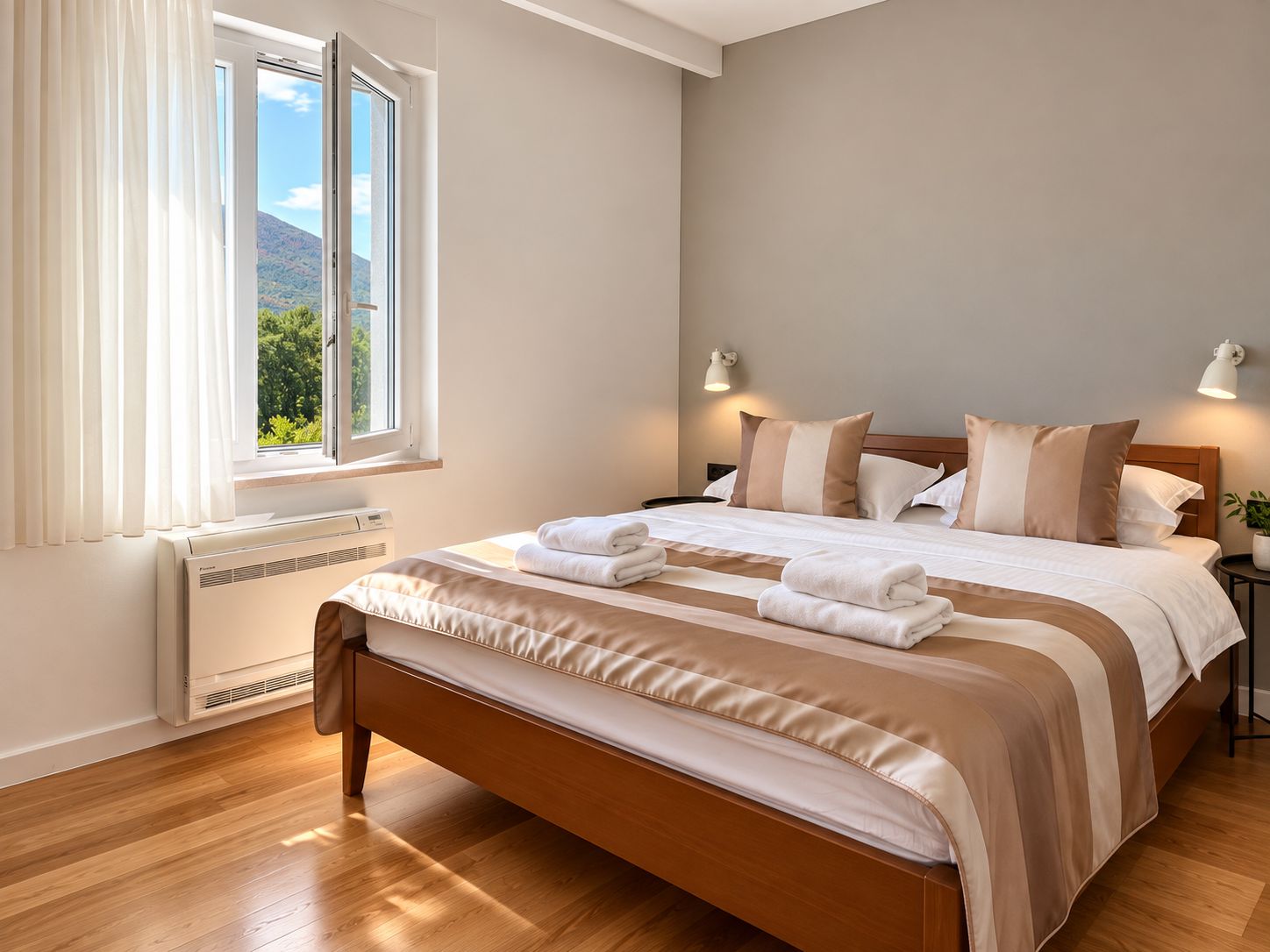 Ein Schlafzimmer mit einem Bett, Nachttischlampen, einem Fenster mit Vorhängen und einer Heizung.