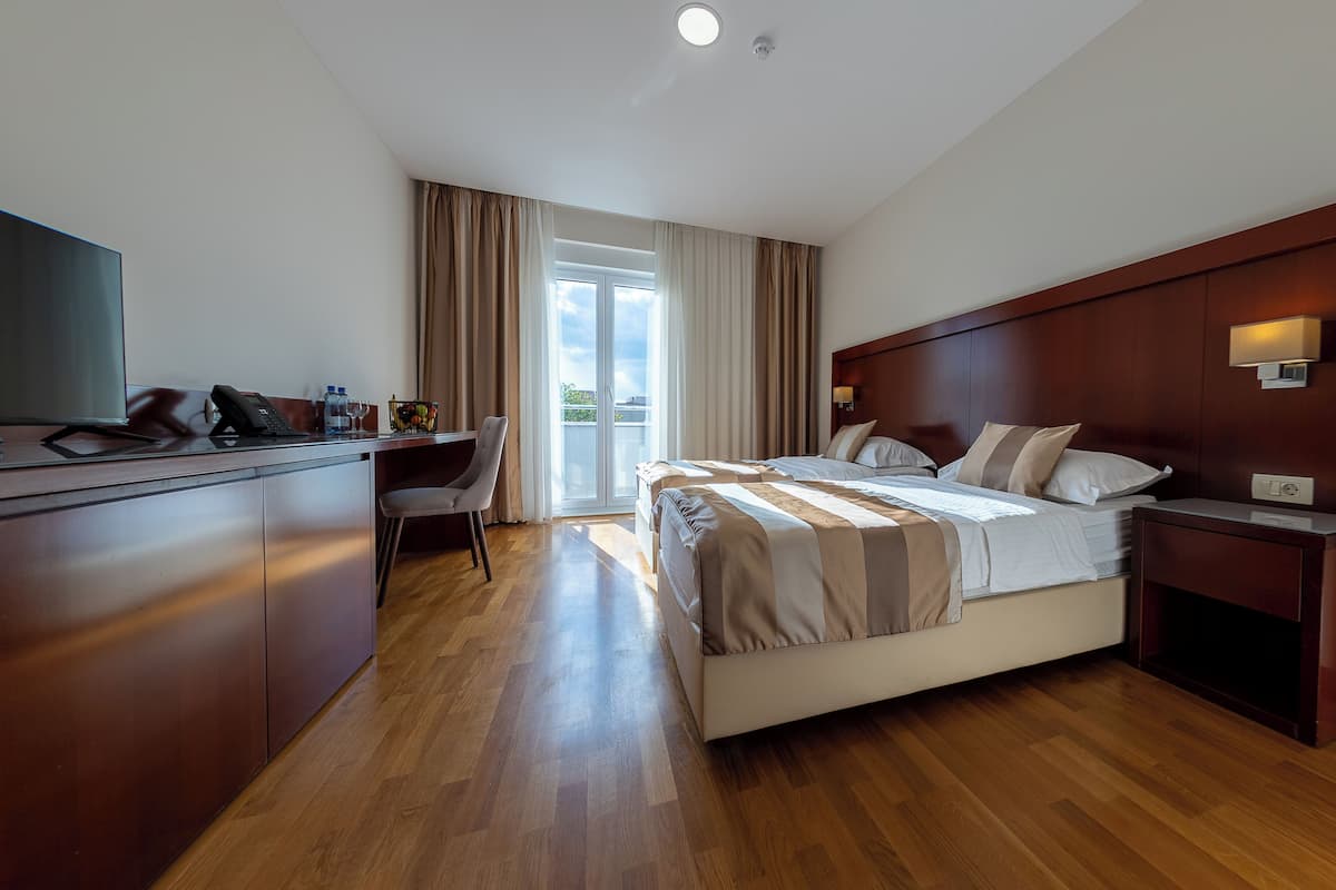 Standard Twin Room, Balcony | Premium bedding, in-room safe, desk, laptop workspace