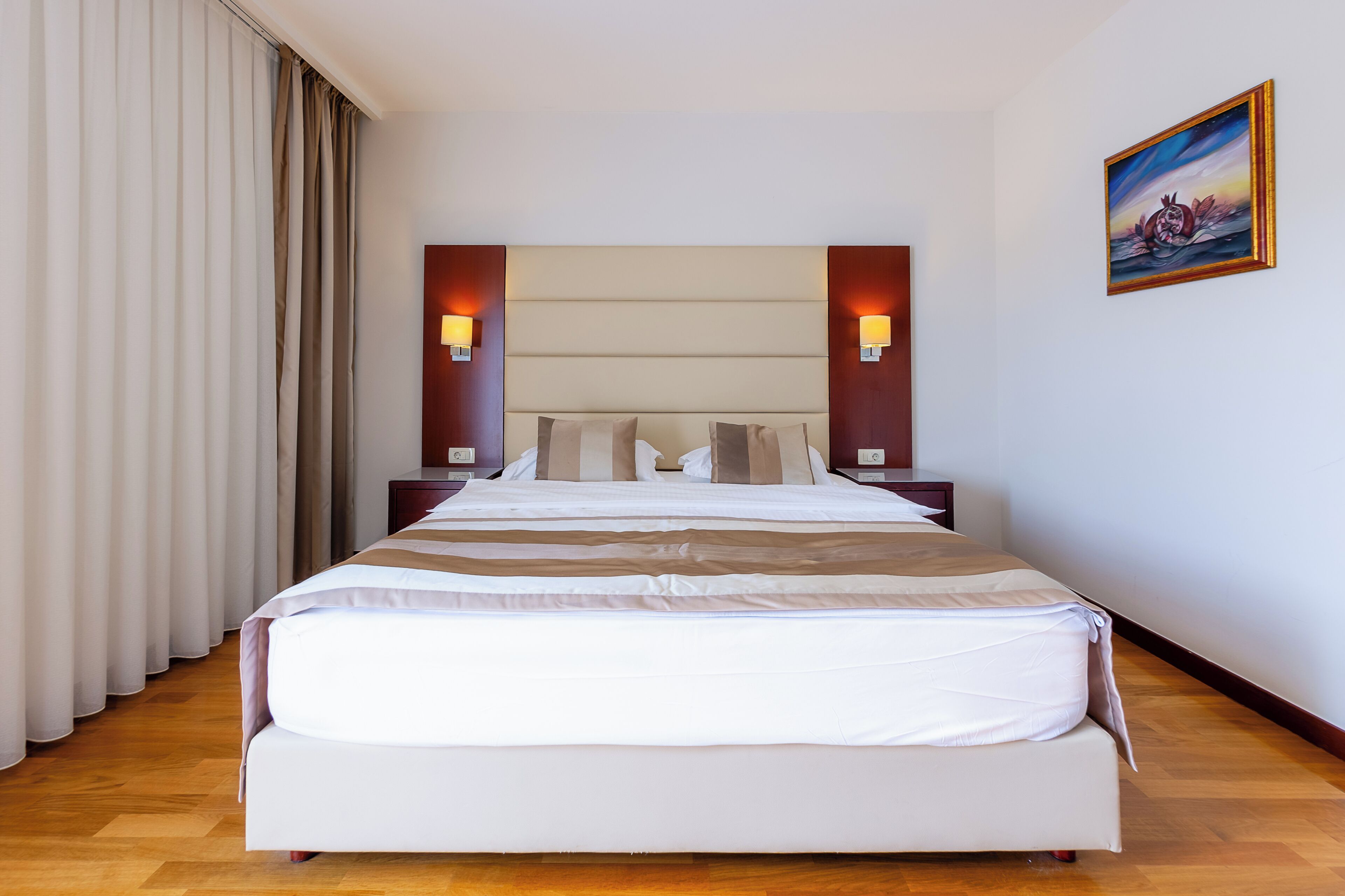 Peralatan tempat tidur premium, peti besi dalam bilik, meja 