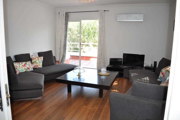 Apartamento de lujo, 2 habitaciones, vistas al campo de golf | Zona de estar | Una televisión de plasma