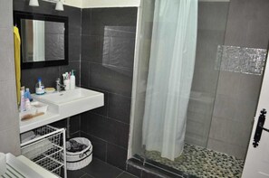 Apartamento superluxo, 2 quartos, vista para o campo de golfe | Banheiro | Chuveiro, chuveiro com efeito de chuva, secador de cabelo 