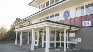 Un edificio de dos pisos con un porche cubierto y un cartel de Varbergs B&B.