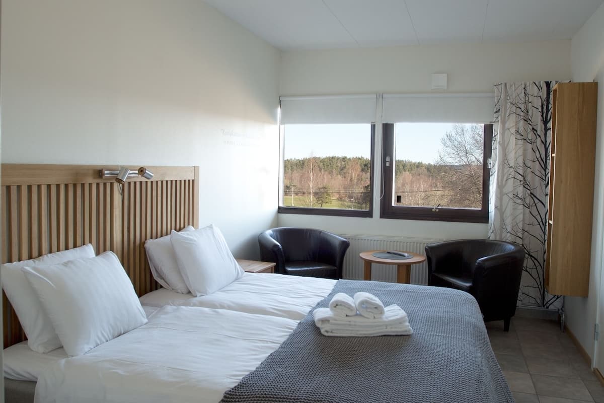 Habitación doble Confort, 1 cama Queen size, vista a la montaña | Cortinas blackout y ropa de cama