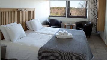 Quarto casal conforto, 1 cama Queen, vista para a montanha | Cortinas blackout, roupa de cama