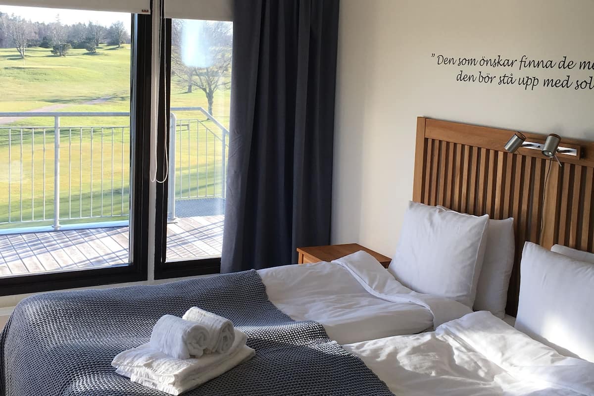 Habitación doble Deluxe, 1 cama Queen size, vista al campo de golf | Cortinas blackout y ropa de cama