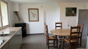 Eine moderne Küche mit einem Esstisch, Stühlen und einer Karte an der Wand.