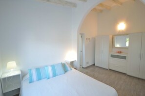 1 habitación, tabla de planchar con plancha, internet y ropa de cama 