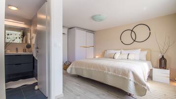 3 bedrooms, in-room safe, iron/ironing board, free WiFi